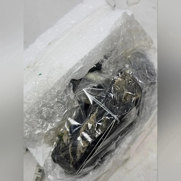 DWK Corp Vintage LMTD Edition Poly Resin Hand Painted Elephant Salt & Pepper Set - Picture 4 of 11